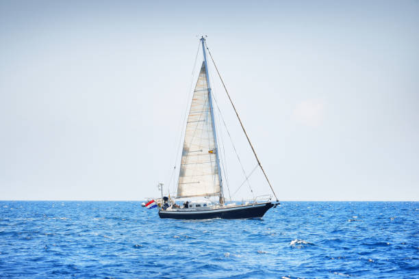 élégant yacht de croisière hollandais naviguant dans une eau calme d’une mer méditerranéenne ouverte par temps clair. paysage marin idyllique. vacances d’été, loisirs, sport et loisirs, wessel privé - travel locations sea mediterranean sea wind photos et images de collection