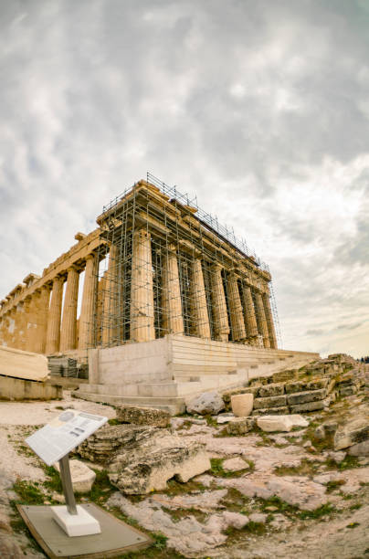 парфенон под реставрацией - scaffolding ancient construction site athens greece стоковые фото и изображения