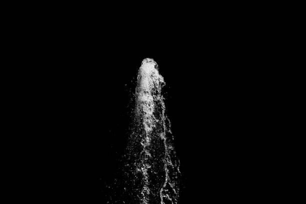 wasserstrahl steigt auf und spritzt auf schwarzem hintergrund - fountain stock-fotos und bilder