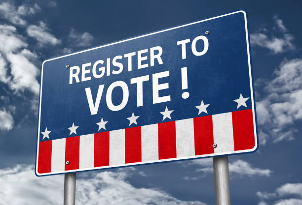 registrarse para votar - información de la señal de carretera - voter registration fotografías e imágenes de stock