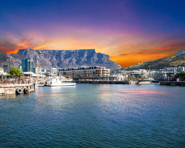 v & a waterfront and table mountain in the background in cape town - port alfred imagens e fotografias de stock