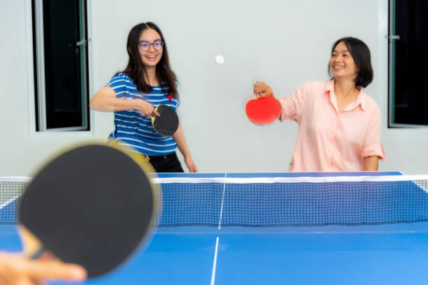 madre e figlia godono di un soggiorno ricreativo a casa - table tennis foto e immagini stock