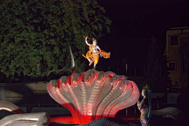 mathura, índia - 10 de maio de 2012: exterior de prem mandir ( templo do amor conhecido como templo hindu ) e escultura do senhor krishna em vrindavan - shiva hindu god statue dancing - fotografias e filmes do acervo