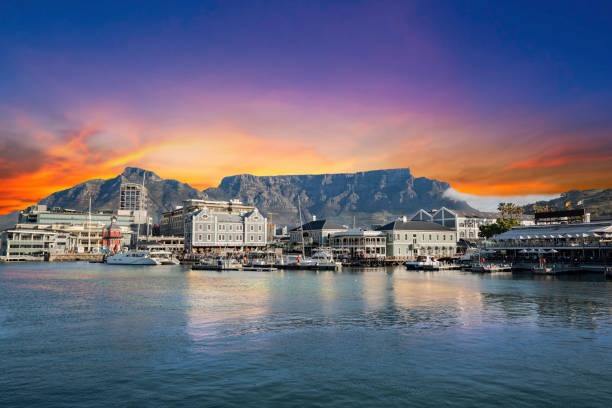 table mountain waterfront boats and shops in cape town south africa - victoria and alfred imagens e fotografias de stock