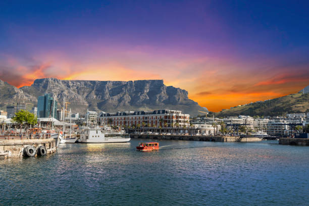 table mountain and tourist boat in waterfront cape town - victoria and alfred imagens e fotografias de stock