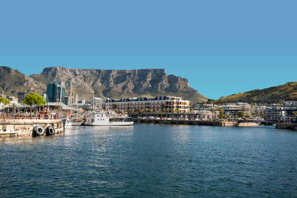 table mountain and cape town waterfront with blue sky - victoria and alfred imagens e fotografias de stock