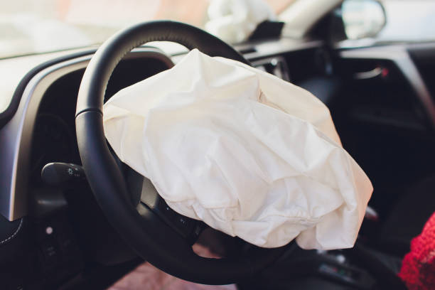 intérieur d’une automobile ou d’une voiture impliquée dans un accident de véhicule avec un airbag de colonne de direction déployé. - airbag photos et images de collection