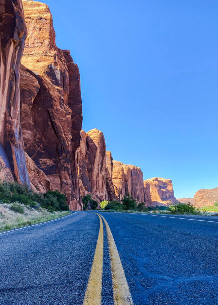 potash road perto de moab, utah. - moab utah cloud desert - fotografias e filmes do acervo