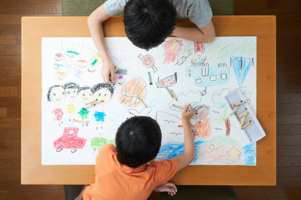 外で何を したいのかを説明する子供たち - 描く ストックフォトと画像