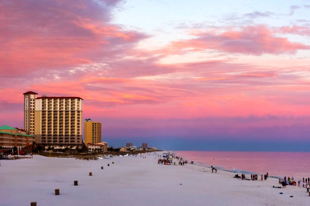 coucher de soleil coloré au-dessus de la plage à pensacola, floride - pensacola photos et images de collection