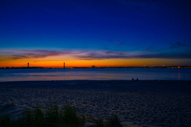 istock Sun Sets In the Big City 1255302786