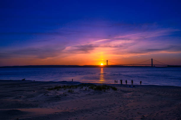 istock Sun Sets In the Big City 1255302819