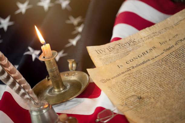 betsy ross amerikanische flagge, unabhängigkeitserklärung und us-verfassung - constitution us constitution quill pen history stock-fotos und bilder