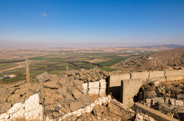 fortificações no monte bental, israel com vista para a síria - qunaitira - fotografias e filmes do acervo