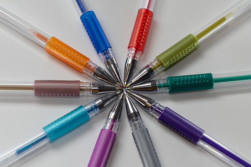 plumas de gel de colores. Carrusel de bolígrafos de colores. puntas de pluma de gel de colores. photo
