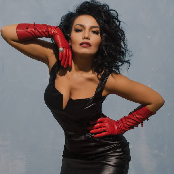 luksusowa azjatka pozuje w czarnej skórzanej sukience i czerwonych rękawiczkach. dominująca fetysz lady. - corset gothic style fetish wear women zdjęcia i obrazy z banku zdjęć