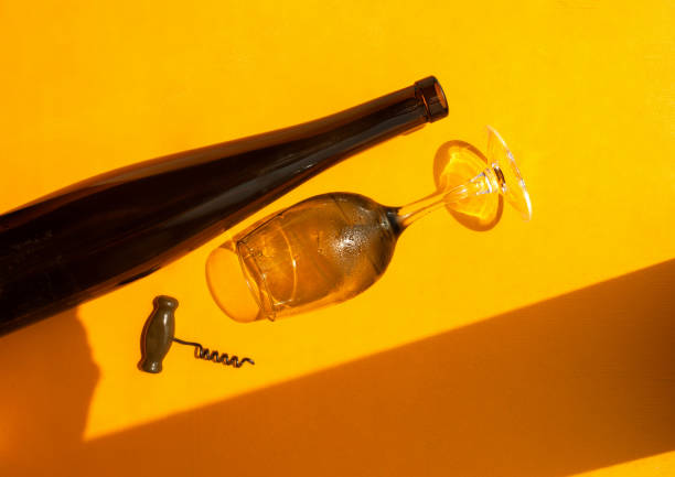 유리, 다크 글래스 와인 병 과 코르크 나사 에 밝은 노란색 배경 에 자연 광에 하드 그림자, 상단 보기 - sauvignon blanc 이미지 뉴스 사진 이미지