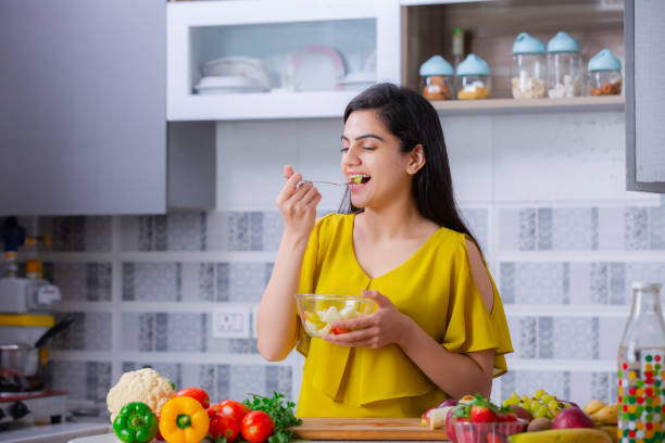 junge frau schneiden obst in der küche lager phot - fruit salad fruit healthy eating making stock-fotos und bilder