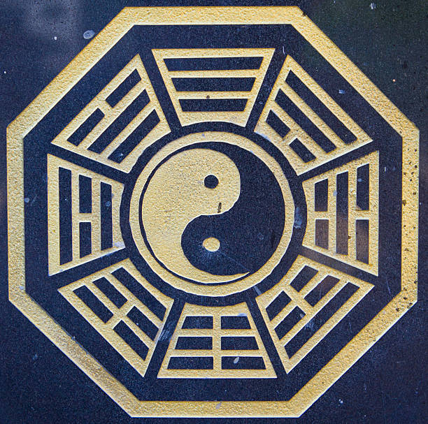 yin yang bagua - i ching bagua yin yang symbol tai chi stock-fotos und bilder