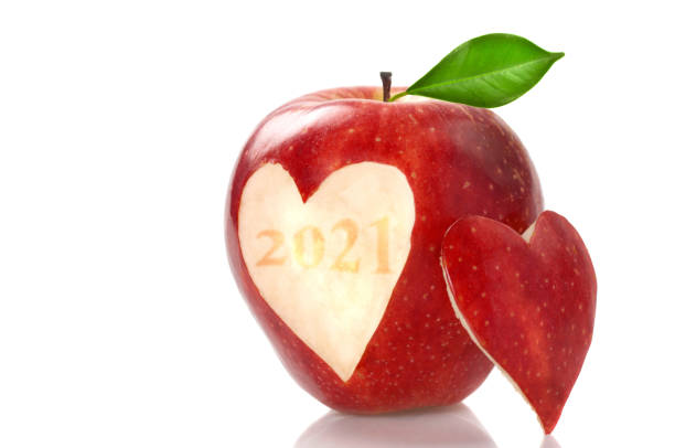 bem-vindo a 2021 - apple biting missing bite red - fotografias e filmes do acervo