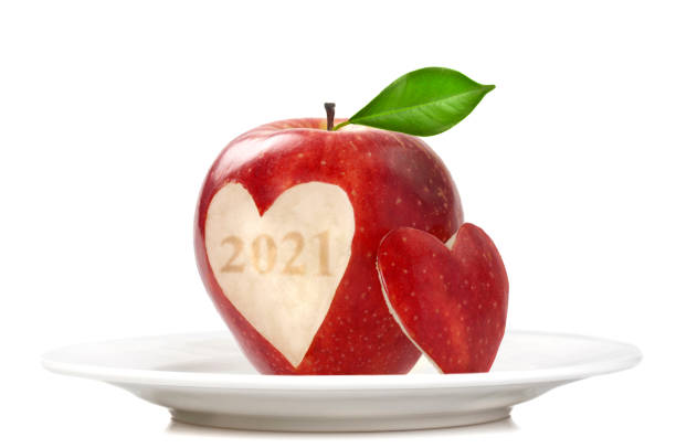 bienvenue en 2021 - apple missing bite fruit red photos et images de collection