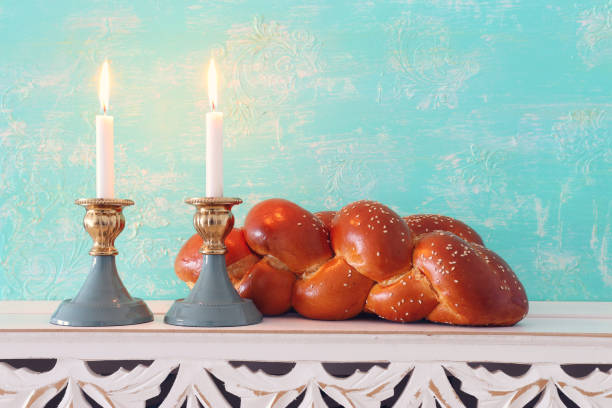 image de shabbat. challah pain et bougies - challah jewish sabbath photography candle photos et images de collection