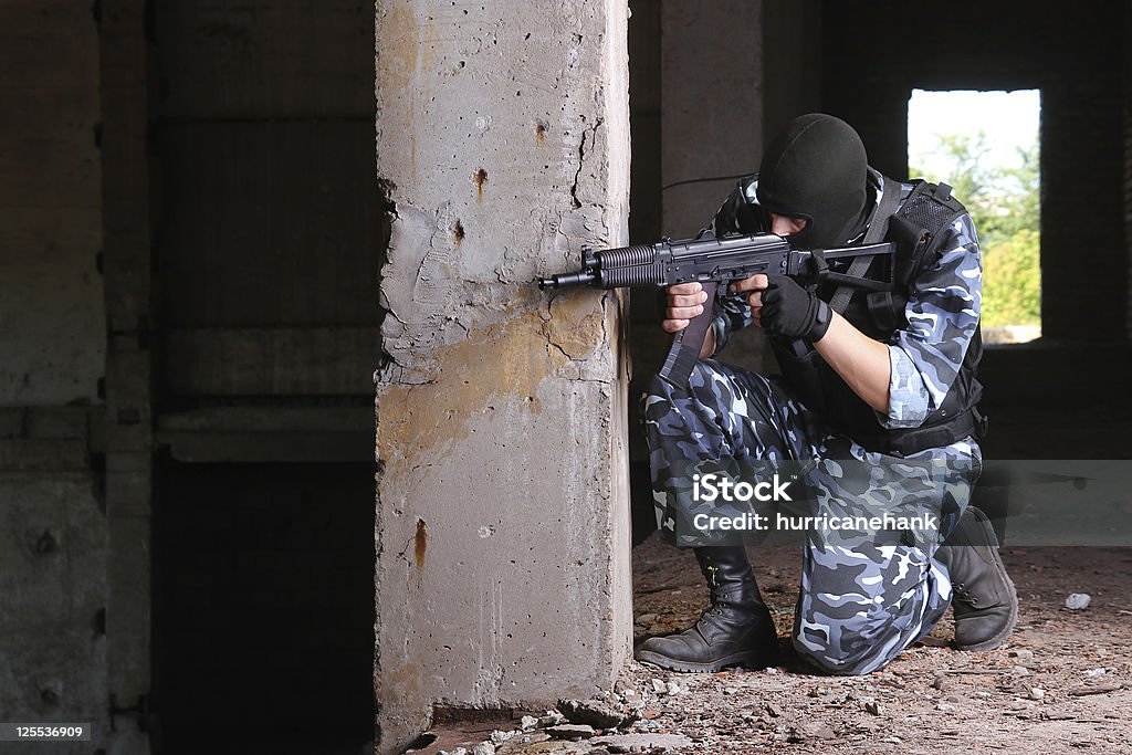 Militärische Soldat in Schwarze Maske, die für eine Waffe - Lizenzfrei AK-47 Stock-Foto