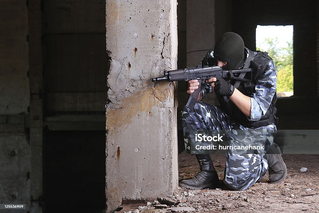 보안 설정됨에 병정 검정색 ㅁ마스크 표적, 총 - 로열티 프리 AK-47 소총 스톡 사진