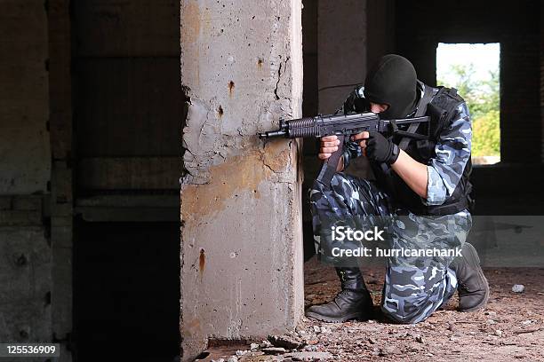 보안 설정됨에 병정 검정색 ㅁ마스크 표적 총 AK-47 소총에 대한 스톡 사진 및 기타 이미지 - AK-47 소총, 검은색, 검은색 마스크-변장