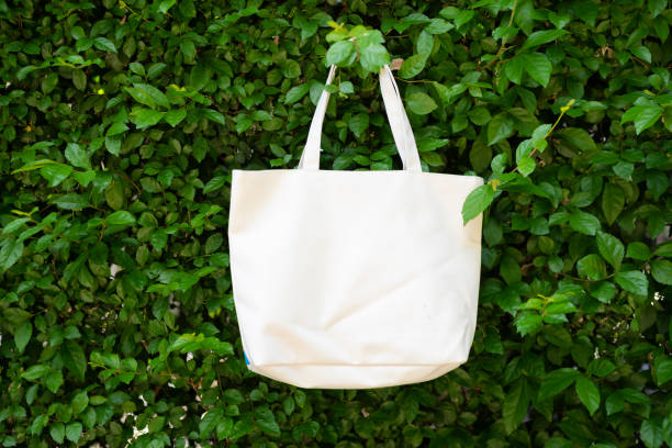tissu de toile de sac pour le modèle blanc de maquette - tote bag photos et images de collection