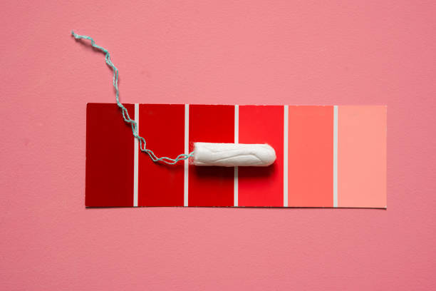 weiche weiße frauen tampon auf palette von schattierungen von rot. nahkonzept-fotografie für einen frauen- oder feministischen blog oder eine anzeige - sex object stock-fotos und bilder