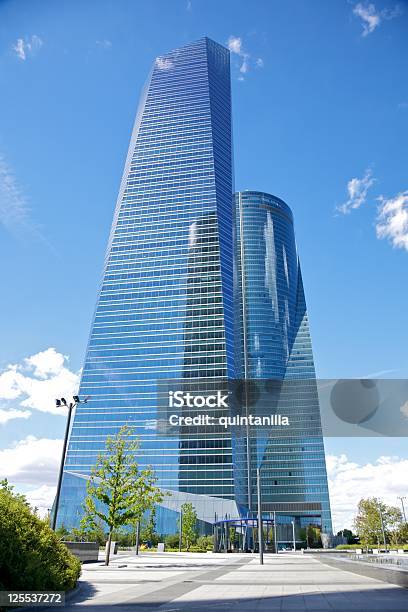Crystal Edificios De Oficinas De Negocios Rascacielos En La Ciudad De Madrid Foto de stock y más banco de imágenes de Rascacielos