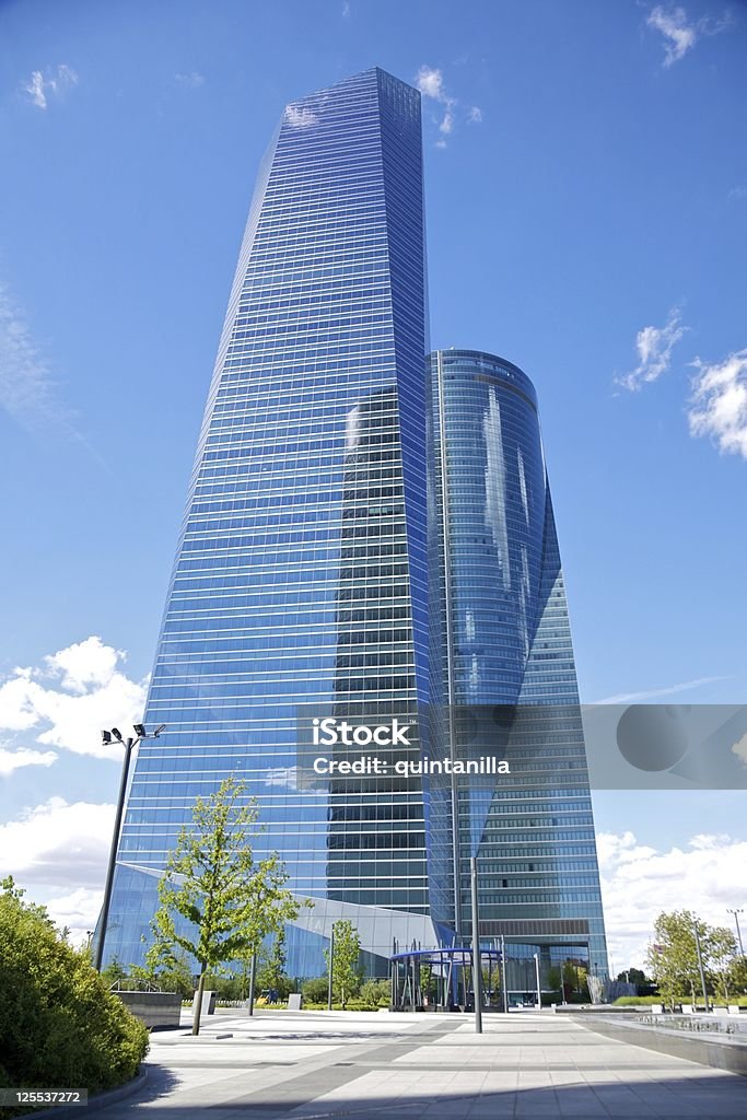 クリスタルのビルのオフィスビジネス街に建つ高層ビルマドリード - 塔のロイヤリティフリーストックフォト