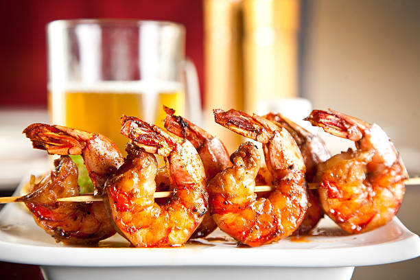 креветки на гриле с пивом - grilled shrimp стоковые фото и изображения