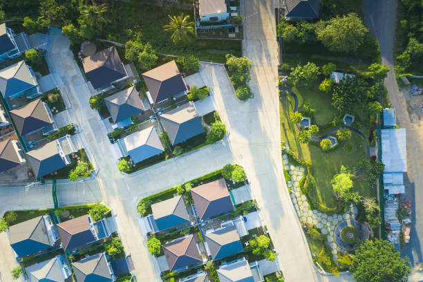 vista aérea de la vivienda y planta en jardín. - housing development development residential district aerial view fotografías e imágenes de stock