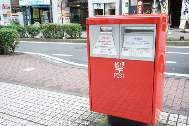 caixa postal vermelha japonesa tradicional - red asia send mail - fotografias e filmes do acervo