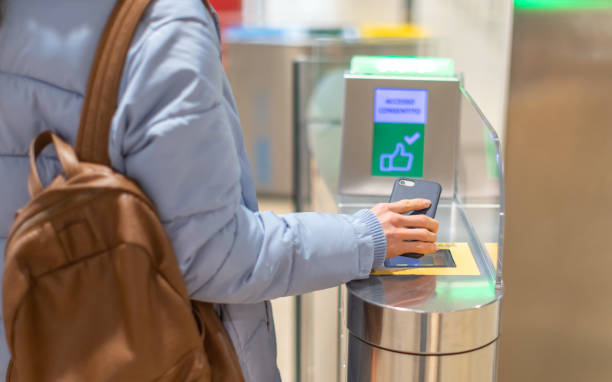 carta d'imbarco elettronica e controllo passaporti in aeroporto - mano con carta d'imbarco sullo smartphone al tornello. - door tickets foto e immagini stock