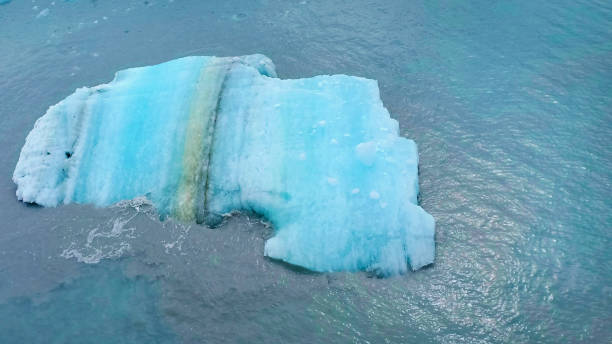 アラスカの大きな浮遊氷山 - glacier alaska iceberg melting ストックフォトと画像