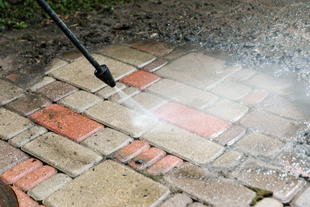 washing services - block paving cleaning with high pressure washer - paralelepípedo imagens e fotografias de stock