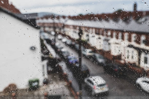 ventana salpicada de lluvia mirando hacia una calle casas adosadas - belfast northern ireland northern ireland city irish culture fotografías e imágenes de stock