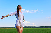 frau-in-einem-feld.jpg?b=1&s=170x170&k=20&c=MzJg_r35JD7w04cd3IFOSHHzwDH9nMIs1Z7L7ouOHoQ=