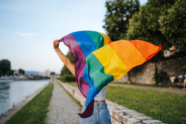 laufen mit stolz - homosexual gay man parade flag stock-fotos und bilder