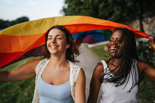 laufen mit stolz - homosexual gay man parade flag stock-fotos und bilder