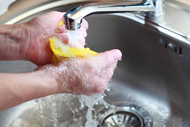 bayeta bajo de agua corriente - rag cleaning chrome transparent fotografías e imágenes de stock