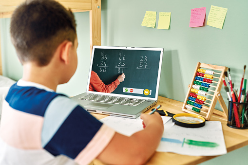 6-7 años lindo niño aprendiendo matemáticas desde la computadora. Homeschooling photo