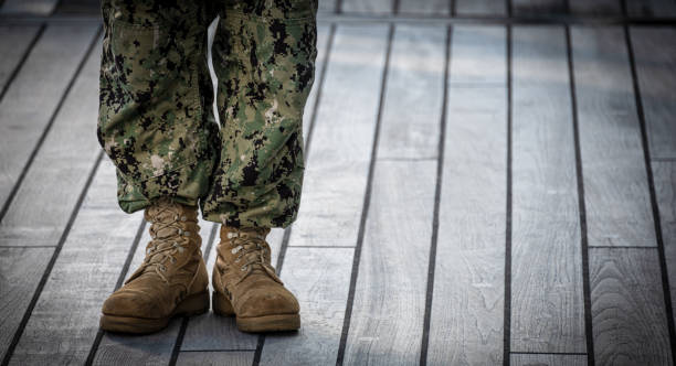 botas militares y pantalones de camuflaje - us marine corps fotografías e imágenes de stock