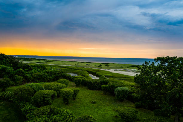 cape cod al tramonto - cape cod bay foto e immagini stock