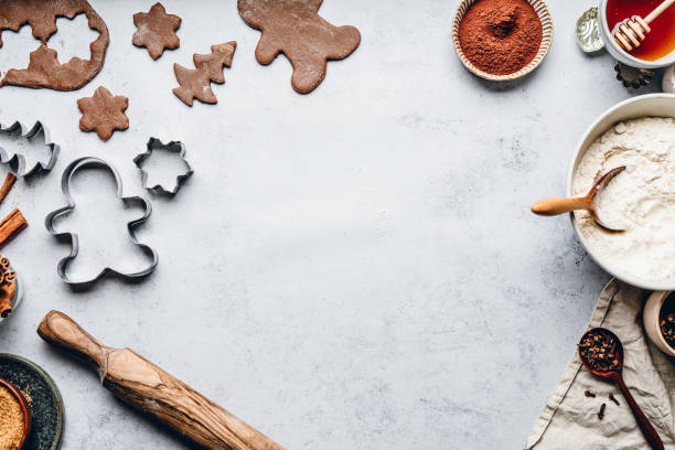 baking gingerbread man christmas cookies in kitchen - natal comida imagens e fotografias de stock