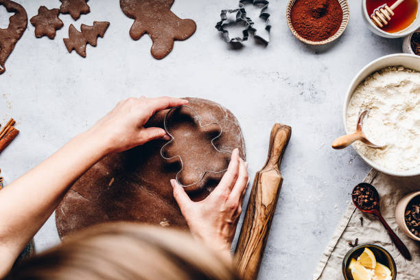 mujer preparando galletas de pan de jengibre - christmas anise star anise clove fotografías e imágenes de stock