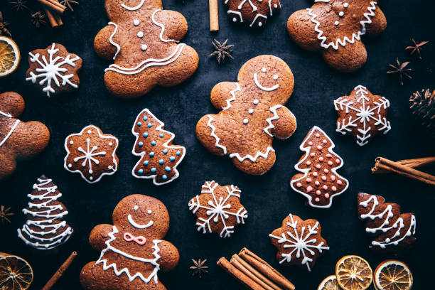 biscotti e spezie per l'uomo di pan di zenzero di natale - pan di zenzero foto e immagini stock